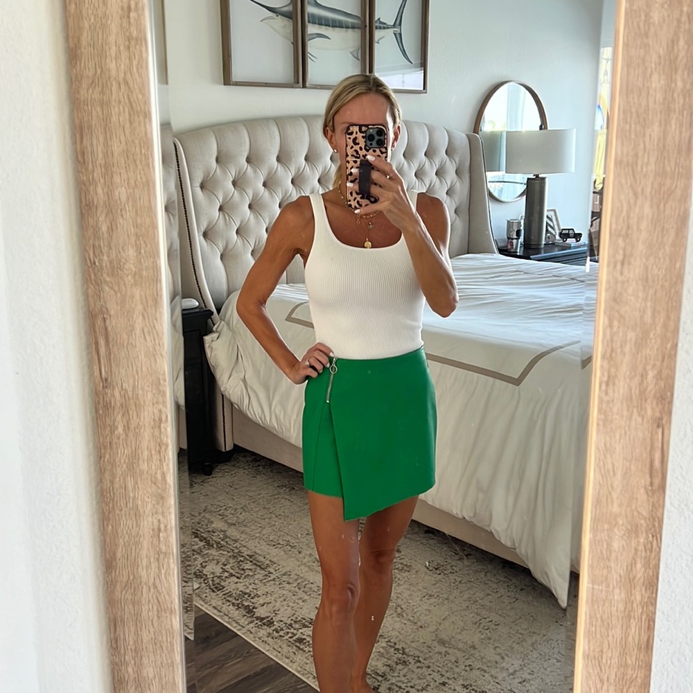 Super cute green skort. Looks like a skirt but it’s shorts.